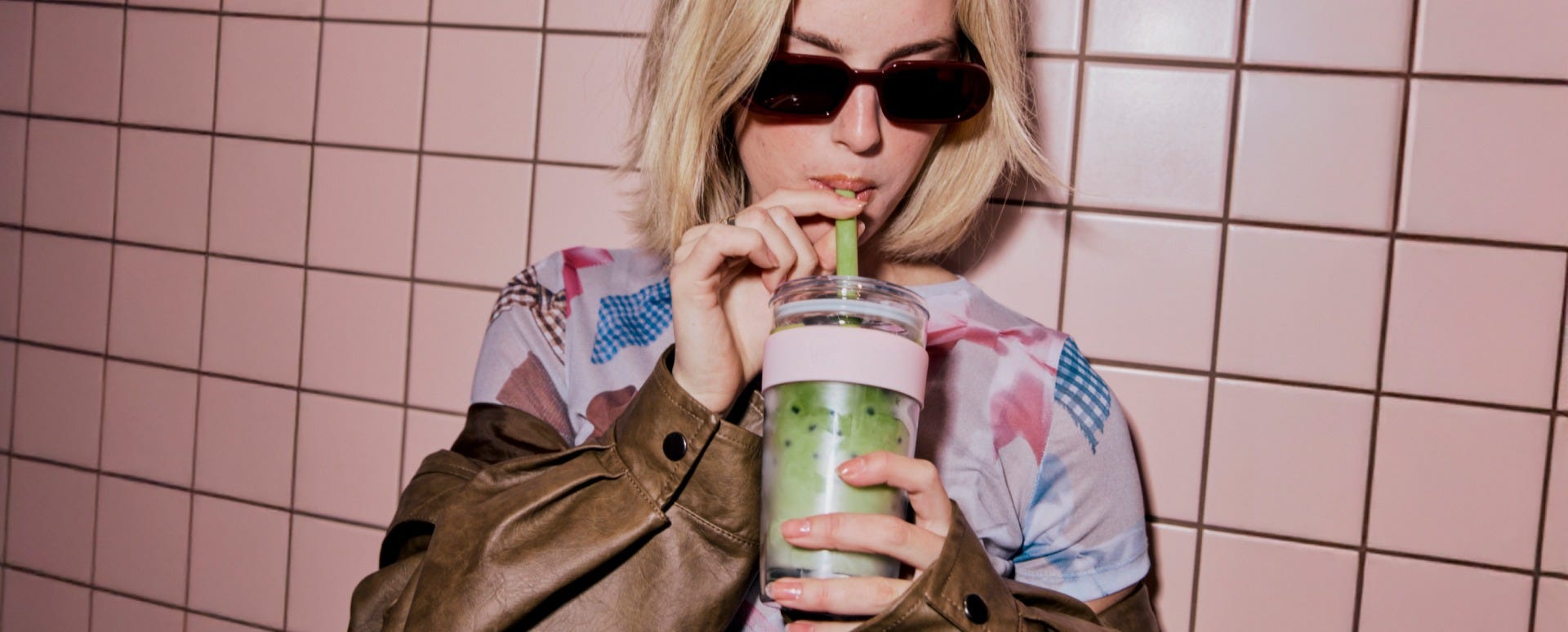 Woman holding KeepCup Longplay Pashmak Pink 16oz with iced matcha